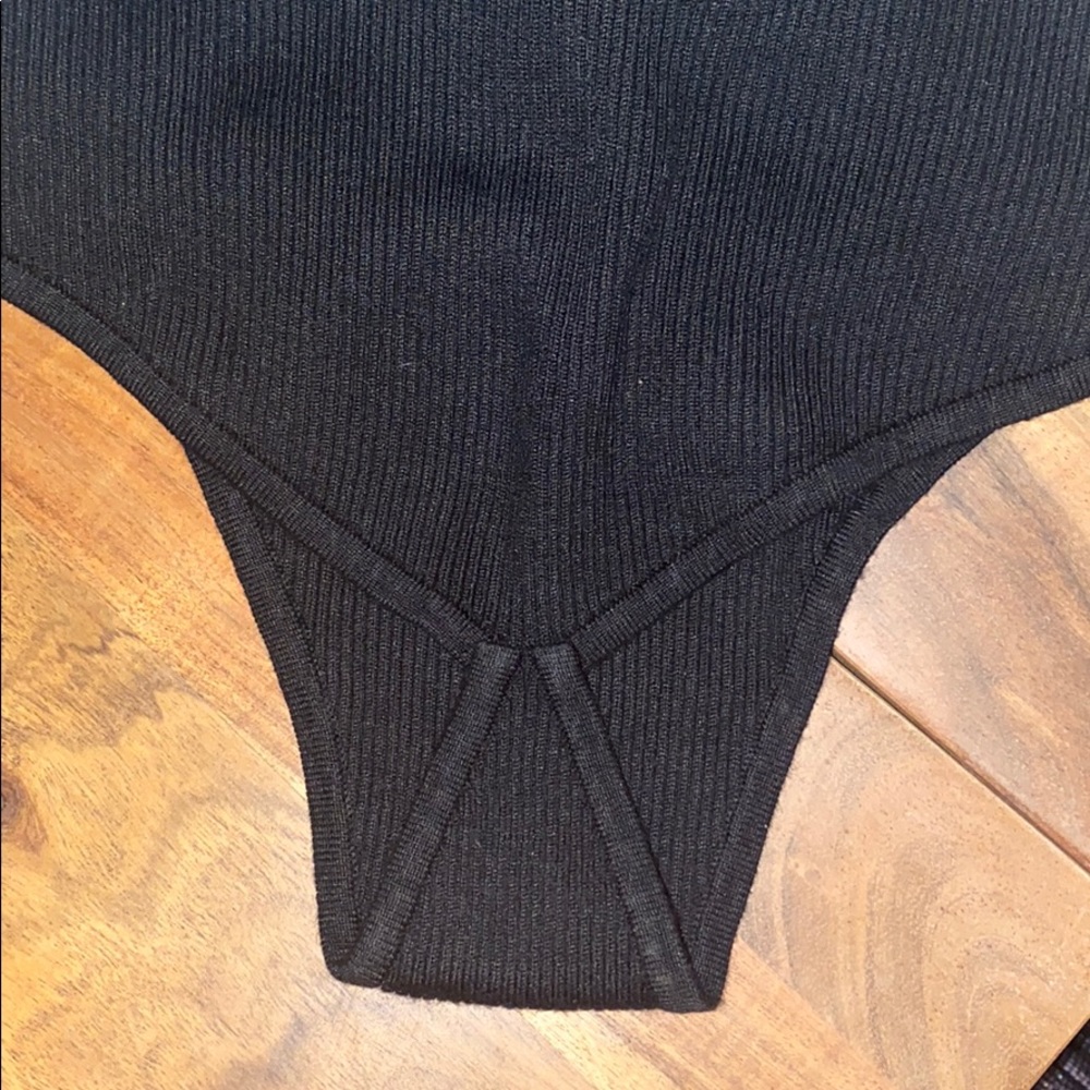 𝓜𝓲𝓼𝓼𝓰𝓾𝓲𝓭𝓮𝓭 | Choker Neck Bodysuit - Picture 4 of 4